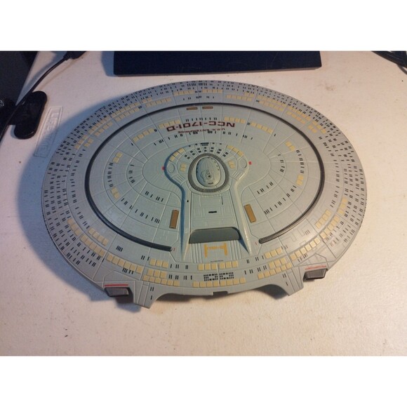 Star Trek Starship Legends Diamond Select USS Enterprise NCC-1701-D - No Box - Picture 7 of 11